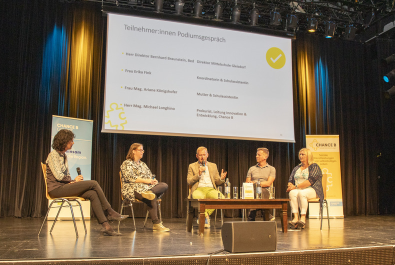 In einer Gesprächsrunde brachten Beteiligte in der Schulassistenz ihre Perspektiven ein, v.l.n.r.: Moderatorin Doris Rudlof-Garreis, Ariane Königshofer, Bernhard Braunstein, Michael Longhino und Erika Fink.